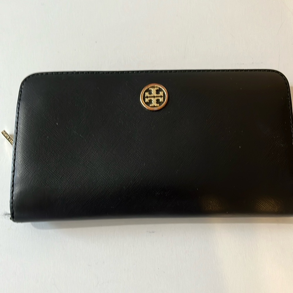 TORY BURCH BIFOLD WALLET IN BLACK AND GOLD